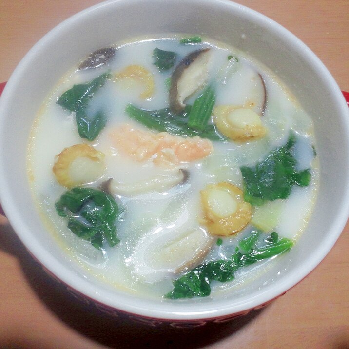 鮭＆ベビーホタテ＆家にある野菜で、海鮮ミルクスープ